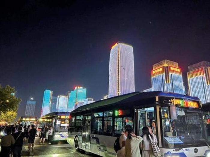 济南适合晚上开车去的地方；济南开车上山看夜景