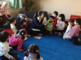 3岁小朋友听得故事；老爷爷给小朋友讲故事