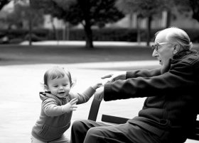 小孩推倒老人视频；小孩推倒老人视频真实