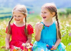 儿童姐妹俩的故事，两姐妹的故事视频