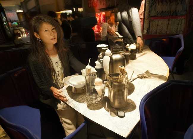 儿童模特安装；播放儿童模特穿的服装照片