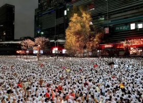 李白的故事,用一段话80字概括；李白的故事,用一段话80字概括一下