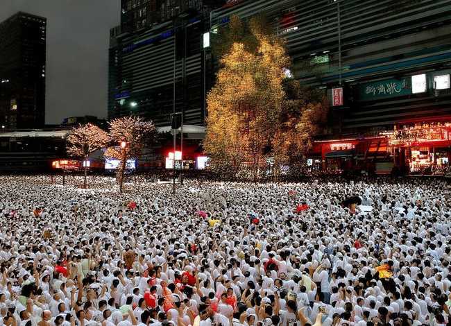 李白的故事,用一段话80字概括；李白的故事,用一段话80字概括一下