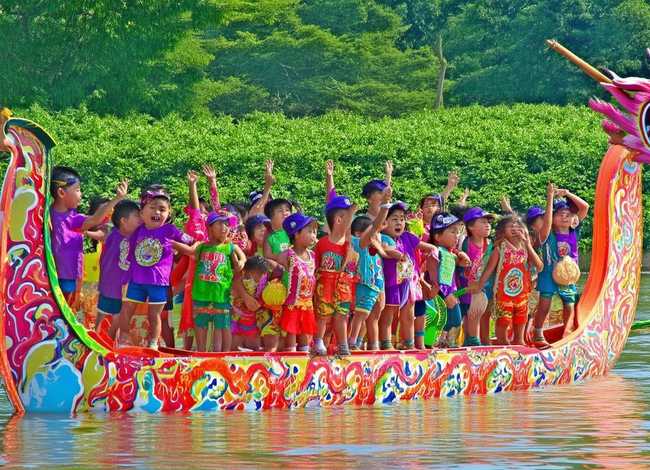 儿童端午节的故事英文；端午节的故事英文版要有中文翻译