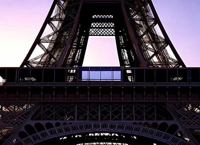 埃菲尔铁塔的故事完整版、埃菲尔铁塔的寓意故事