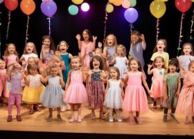 幼师儿童节演出视频完整；幼儿园教师节目表演视频大全
