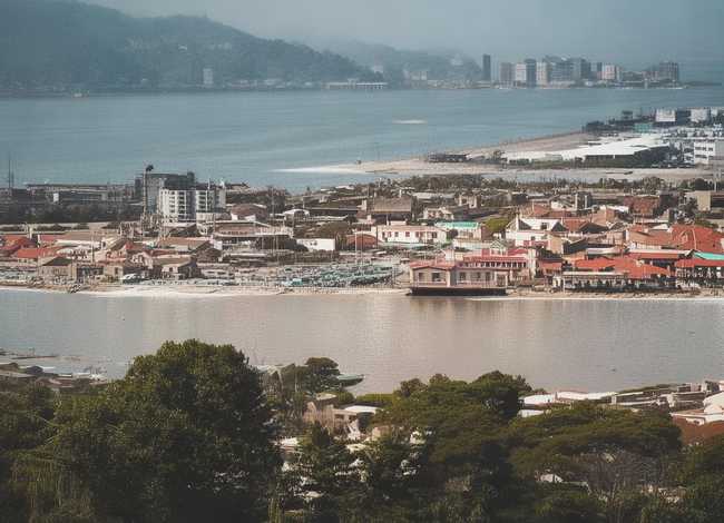 刘翔的故事二十字左右；刘翔的故事二十字左右概括