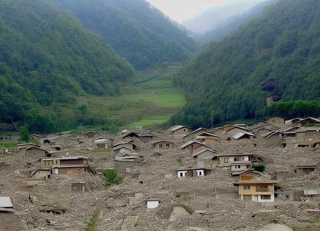 汶川故事电视剧中的凤凰村；汶川故事凤凰村堰塞湖电影