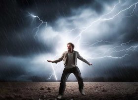 撒谎天打雷劈的图片；撒谎遭雷劈图片