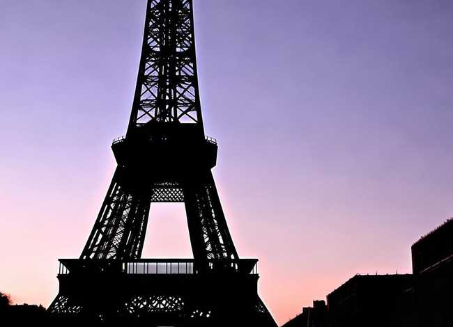 关于埃菲尔铁塔的故事简短，关于埃菲尔铁塔的故事简短50字