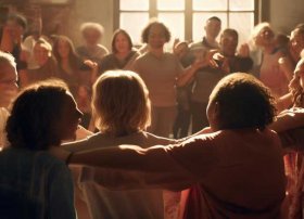 抱抱的故事视频（抱抱的故事视频 连坐来表演动作）