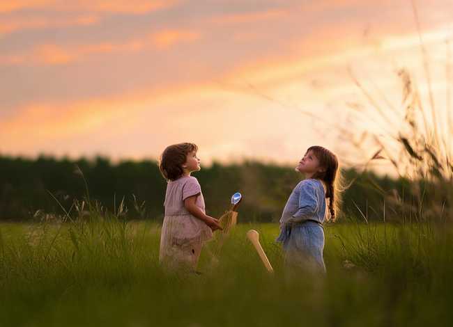 幼儿寓意故事、幼儿睡前寓言故事《两把犁》