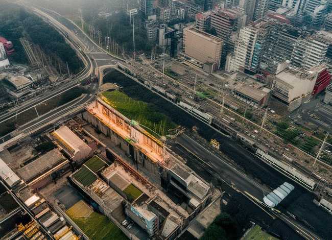 滴水穿石的故事100字，滴水穿石的事例,多一些