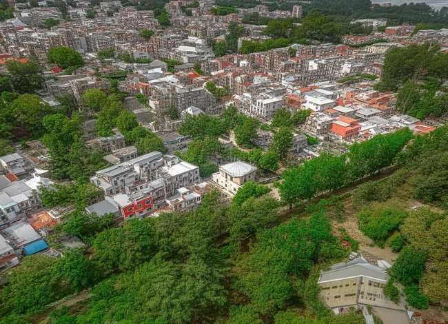 叙事性故事100字 以()笑了为题写一篇叙事性作文不少于650字