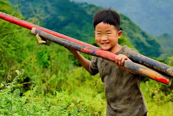 儿童红色扁担的故事、一根扁担的红色故事