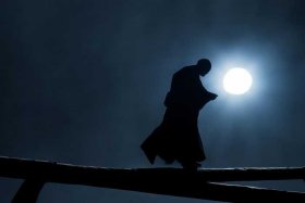 《梁上君子》成语故事（《梁上君子》成语故事视频）