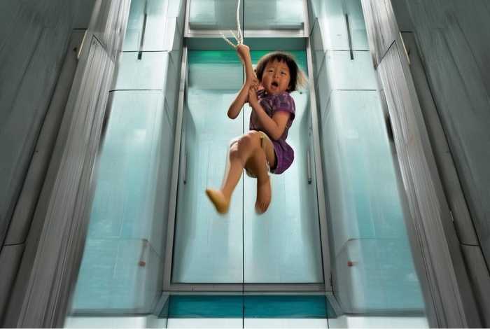 儿童爬电梯扶手坠楼，儿童爬电梯扶手坠楼图片