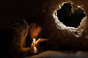 《凿壁借光》的故事，凿壁借光的故事简要概括