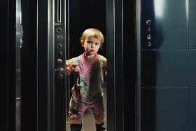 儿童困在电梯故事、儿童被困在电梯