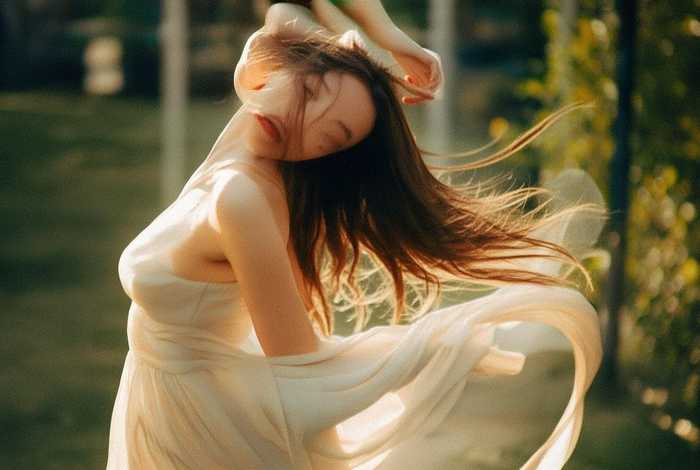 《弯腰》 弯腰的拼音