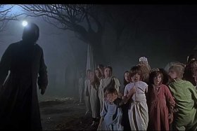 儿童惊悚片；播放儿童惊悚片