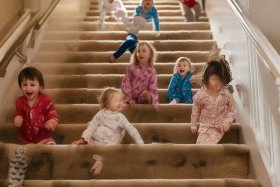 3-6岁睡前故事在线听免费听；3-6岁睡前故事在线听免费听楼梯打闹的后果