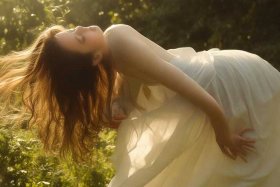 《弯腰》 弯腰的拼音