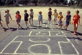 80年代儿童游戏，80年代儿童游戏跳房子